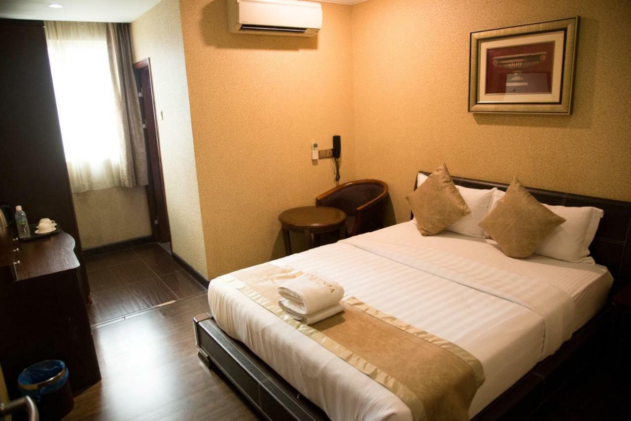 วาเลนซา โฮเต็ลแอนด์คาเฟ่ Hotel กัวลาลัมเปอร์ ภายนอก รูปภาพ